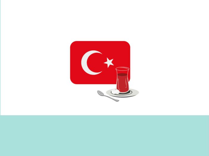bandera de Turquía con una taza de té turco